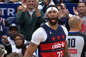 Anthony Davis réussit ses débuts pour renverser les Bucks