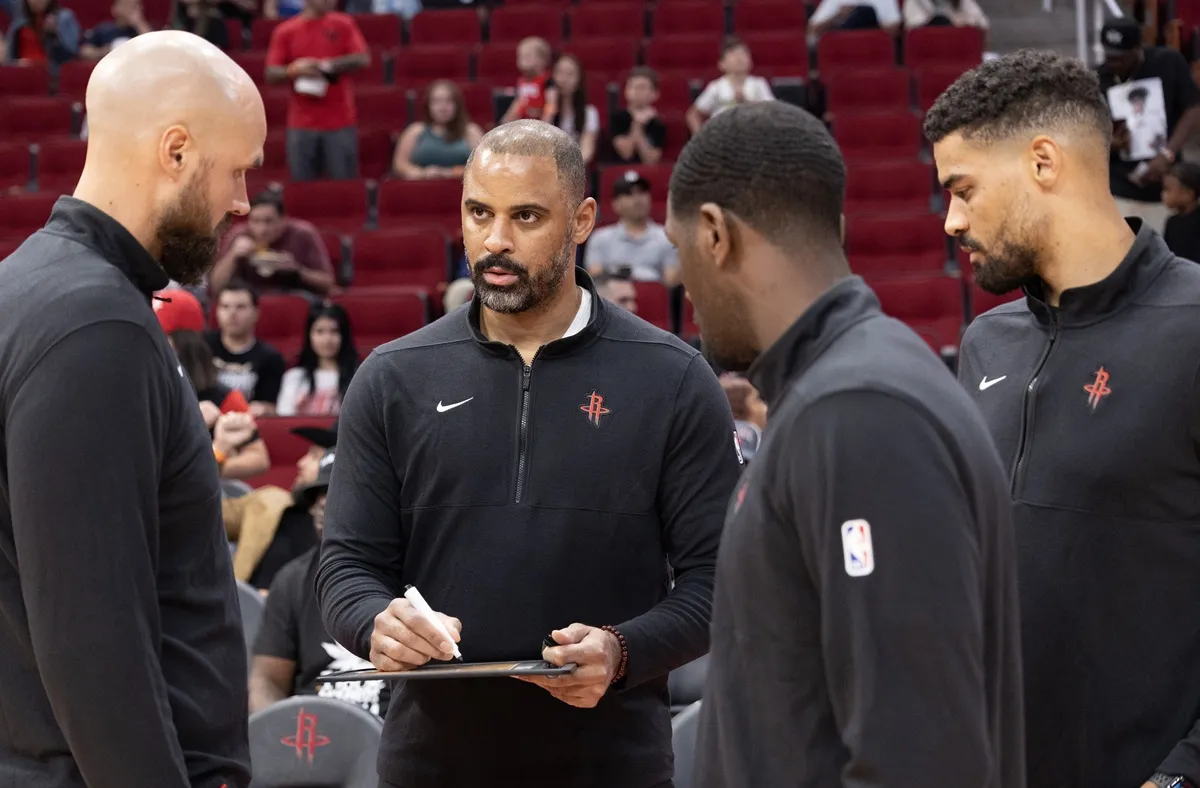 Ime Udoka entouré de ses assistants chez les Rockets Ben Sullivan, Mike Moser, et Garrett Jackson
