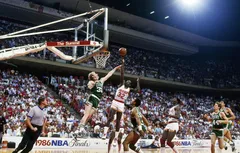 Le 8 juin 1986, Larry Bird atteint le sommet de sa carrière avec un troisième titre de champion NBA