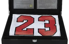 Qui veut le maillot du premier match de Michael Jordan ?
