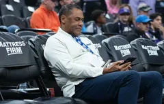 Le GM des Pistons chahuté par un spectateur
