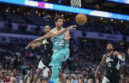 Vasilije Micic reste avec les Hornets