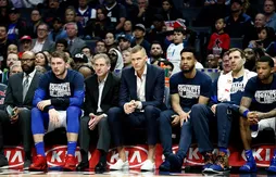 Kristaps Porzingis en a marre d’être en costume sur le banc