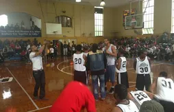 Joakim Noah et Derrick Rose participent au tournoi de la paix de Chicago