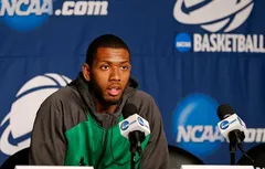 Mike Moser et Chase Buford arrivent sur le banc des Nuggets