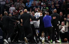 Une bagarre, sept expulsions, douze fautes techniques… Quand le match Wolves – Pistons dégénère