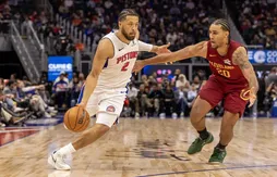 Cade Cunningham bousculé par la défense des Cavaliers