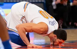 Enes Kanter fête son retour au jeu en embrassant le logo des Knicks sur le terrain