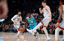 Est-ce que la NBA doit sanctionner les “coups de pied” de Nikola Jokic ?