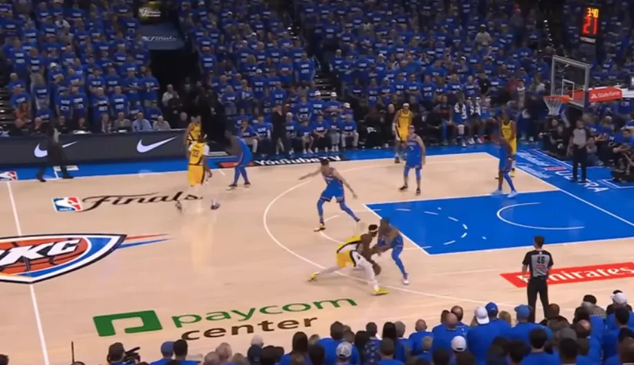 Les logos des NBA Finals sur le parquet