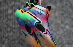 Une Air Jordan 36 multicolore