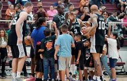 Les Spurs s’entraînent à Uvalde, ville texane traumatisée par une fusillade dans une école