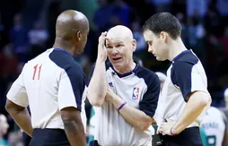 Joey Crawford coupe son sifflet