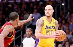 Robert Sacre prolongé par les Lakers