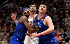 Mike Malone défend Nikola Jokic, accusé d’un sale geste sur Enes Kanter