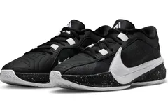 La Zoom Freak 5 s’affiche encore en noir et blanc