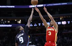 Après prolongation, les Hawks gagnent d’un petit point à Detroit