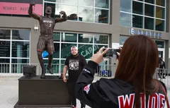 Le créateur de la statue de Dwyane Wade défend sa vision artistique