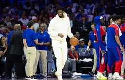 Sans jouer, Joel Embiid prend déjà une faute technique…