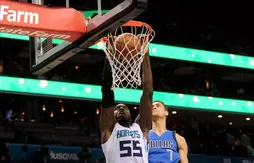 Les Hornets galèrent pour repousser les Mavs