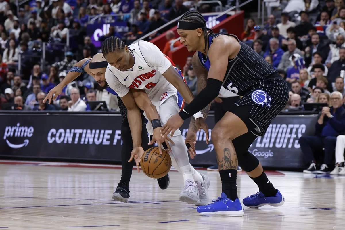 Ausar Thompson (Pistons) contre Desmond Bane (Magic) lors du Game 5