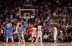 De’Aaron Fox terrasse le Heat d’une claquette dunk !