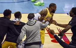 Pour gagner un pari avec Dennis Schroder, LeBron James imite Stephen Curry !