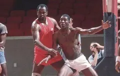 Hakeem Olajuwon a façonné son jeu en défiant Moses Malone