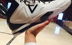 De nouvelles images de la TP9-III, la prochaine chaussure de Tony Parker
