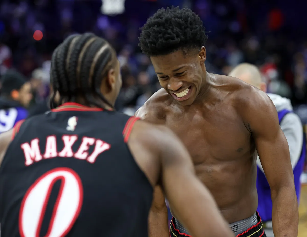 Tyrese Maxey et VJ Edgecombe (Sixers) contre les Warriors