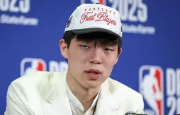 Yang Hansen reçoit quelques conseils de Kawhi Leonard
