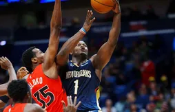 Zion Williamson vole au-dessus d’un nid de Raptors