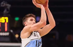 Bogdan Bogdanovic aux côtés de Stephen Curry, Kyle Korver et Damian Lillard