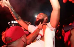 Evan Fournier accueilli en “rock star” en Grèce !