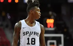 Lonnie Walker IV concentré sur son tir à 3-points