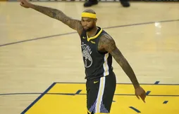 DeMarcus Cousins en discussion avec une équipe à Taiwan