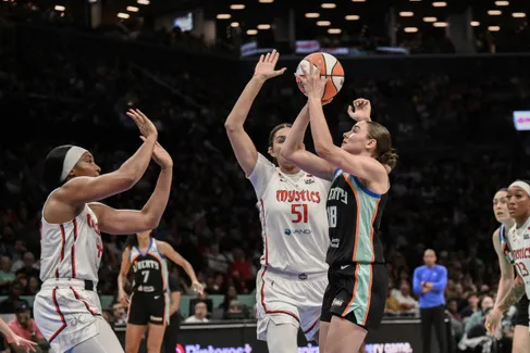 https://www.basketusa.com/thumbor/F2wwztrBB7ioPYmb-OsHFRtZMqM=/487x325/smart/filters:format(webp)/https%3A%2F%2Fmedia.basketusa.com%2Fmain%2F2026%2F06%2FUSATSI_29233526_168380191_lowres1.jpg