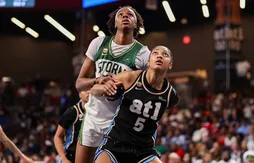 Angel Reese remporte son duel face à Dominique Malonga