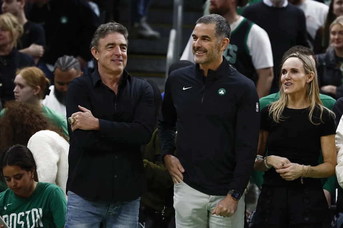 Le nouveau propriétaire des Celtics Bill Chisholm (à droite) aux côtés de Wyc Grousbeck, son prédecesseur