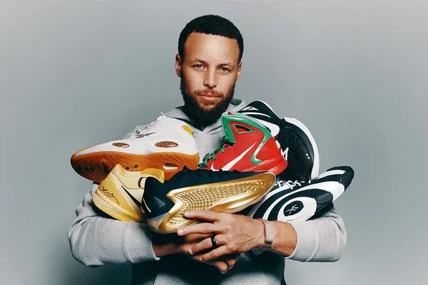 Stephen Curry met 70 paires de chaussures aux enchères !