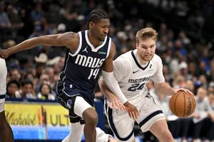 Les Mavericks encore humiliés à domicile