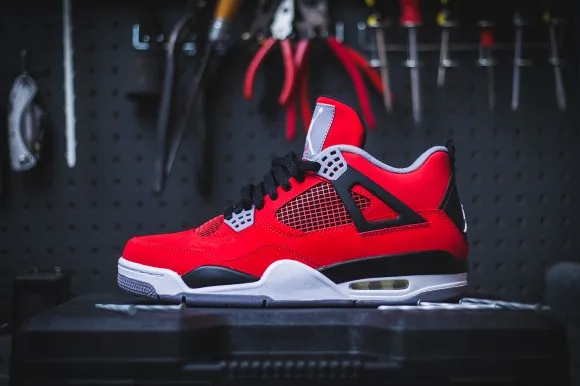 Lorsque l'un des modèles les plus appréciés est revisité avec des touches vintage, cela donne la Air Jordan 4 Retro pour Homme. Avec ses éléments de maintien à la cheville et son mesh moulé innovant, la chaussure Air Jordan 4 Retro est un modèle robuste et résistant qui vous donne le maximum à chaque fois.