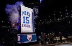 Aux côtés de son idole, Julius Erving, Vince Carter a vu les Nets retirer son maillot
