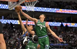 Les Mavericks offrent une nouvelle chance à Dwight Powell
