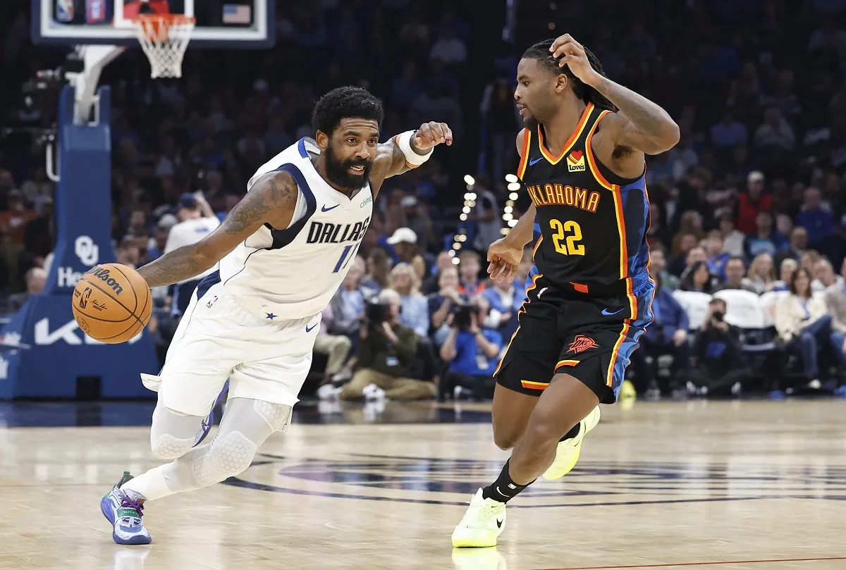 Kyrie-Irving (Mavericks) face à Cason Wallace (Thunder)