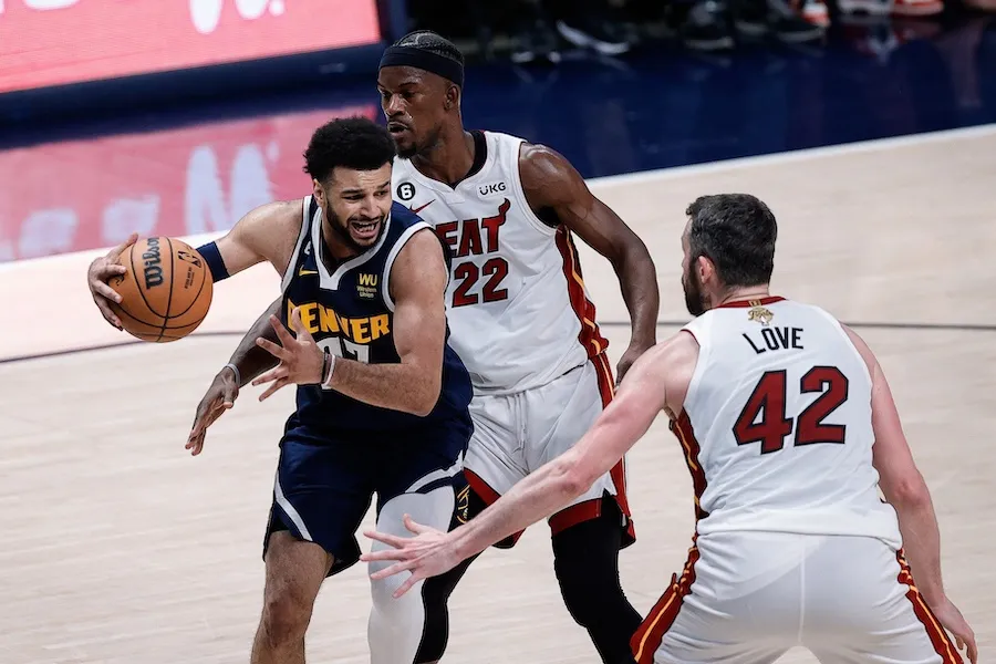 Jimmy Butler défend désormais sur Jamal Murray