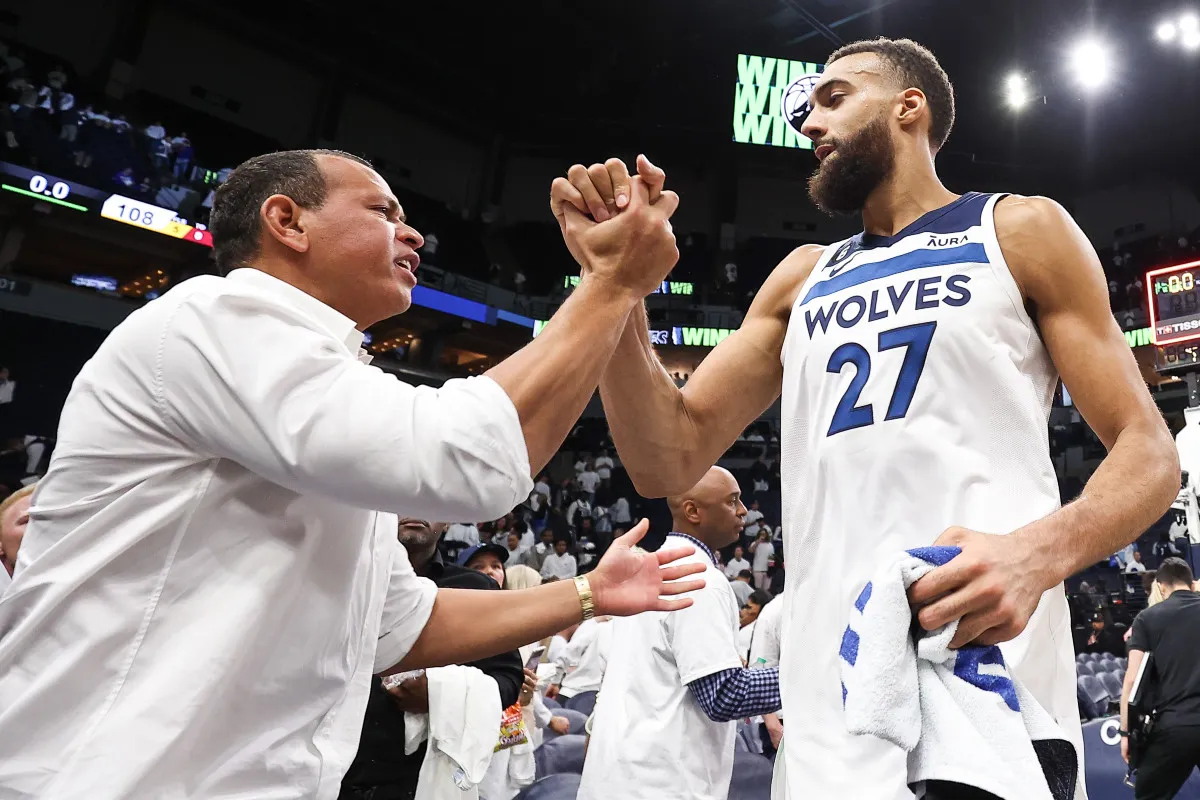 Alex Rodriguez et les Wolves