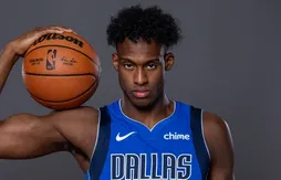 Olivier-Maxence Prosper étudie le jeu de Mikal Bridges et Pascal Siakam