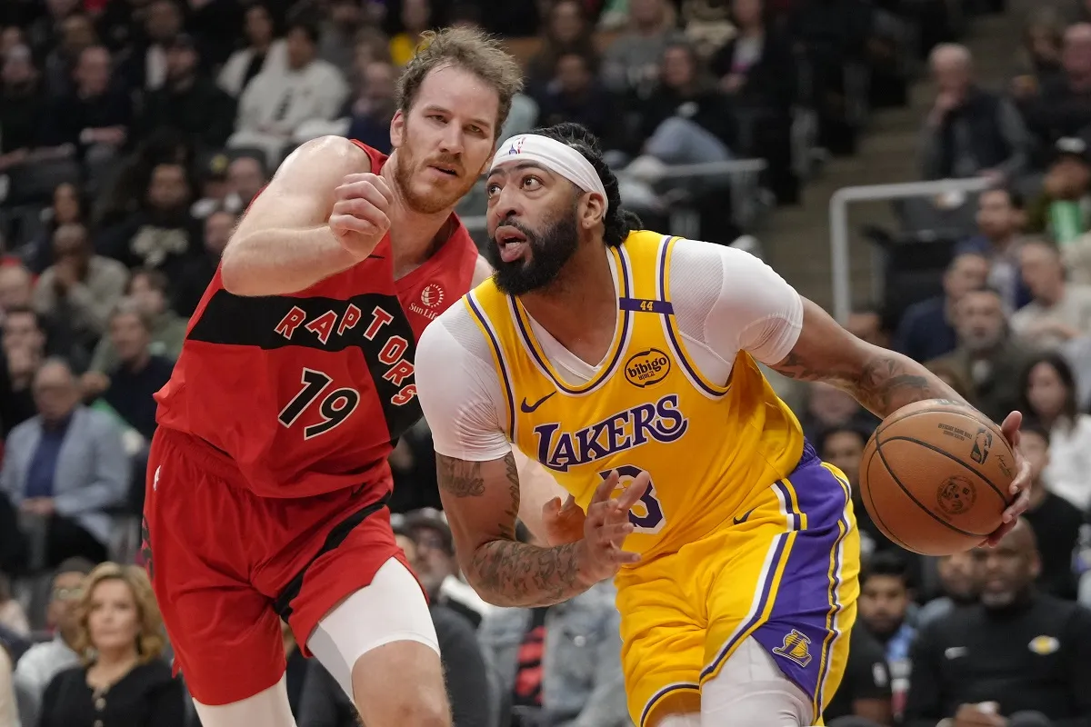 Anthony Davis avec les Lakers contre les Raptors