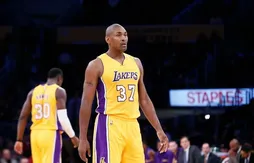 Même s’il ne joue pas, Metta World Peace se donne à fond pour les Lakers